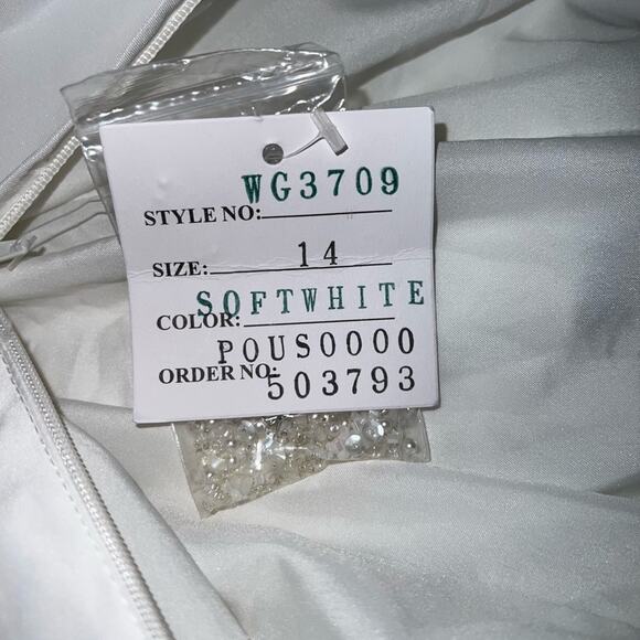 David’s Bridal Wedding Dress Style WG3709 soft white - Picture 10 of 13